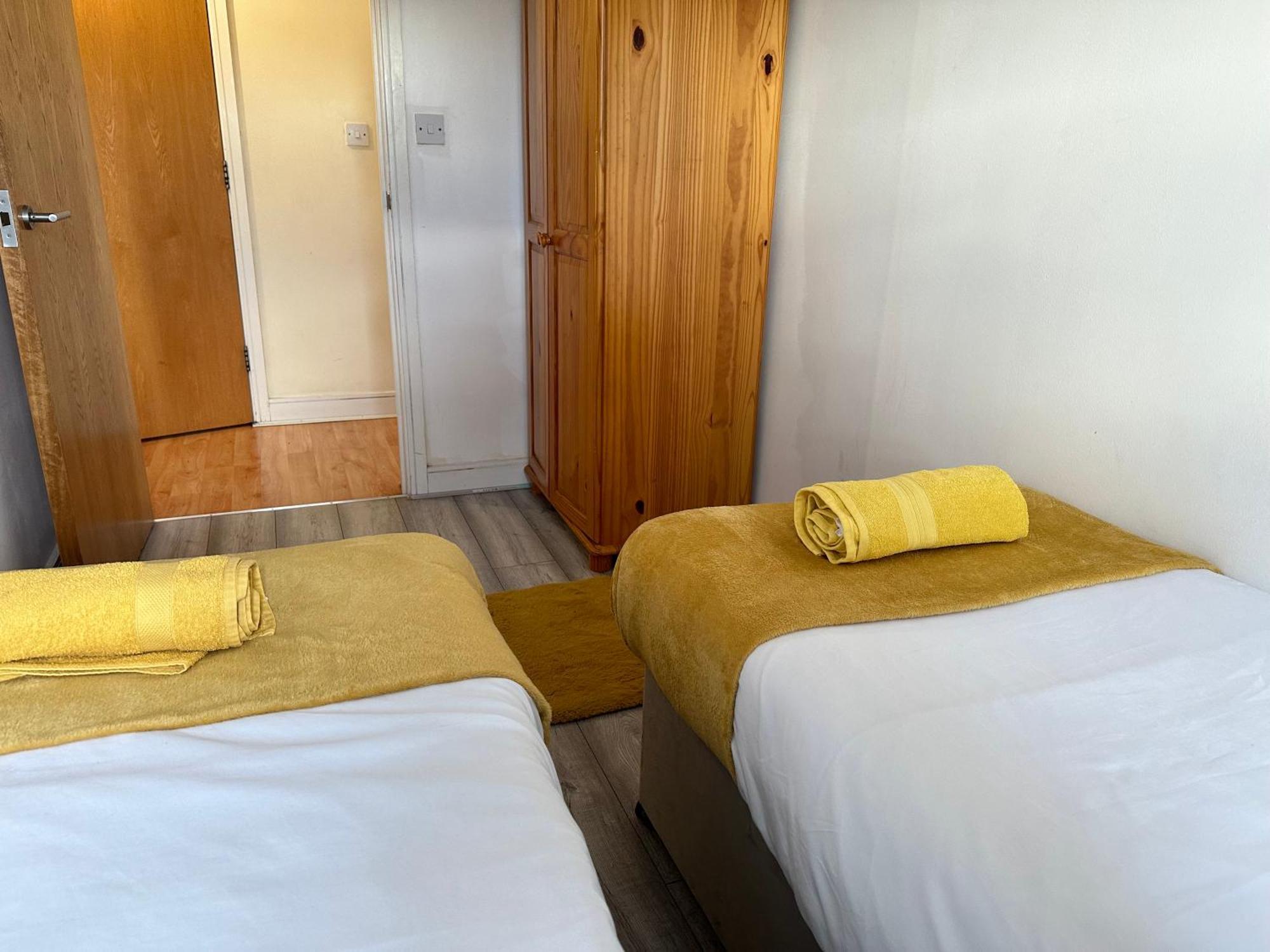 Starlet - 2 Bedroom Near Central Line Appartement